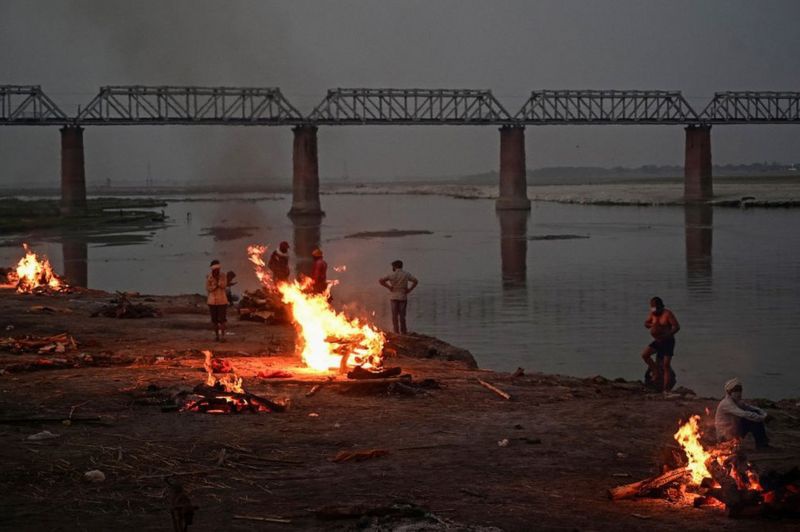 Dòng sông linh thiêng nhất Ấn Độ ngập thi thể nạn nhân Covid-19